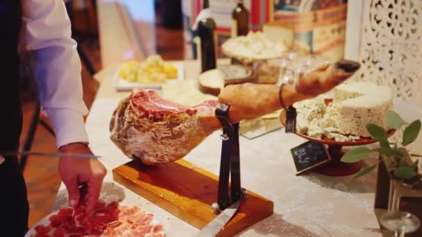 Cortar las rebanadas de jamón en un banquete — Vídeos de Stock