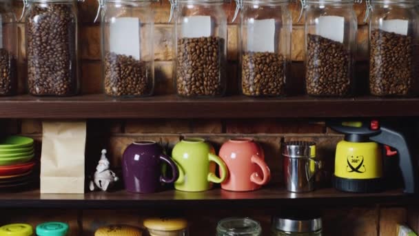 Glasgefäße mit Kaffeeständer im Regal — Stockvideo