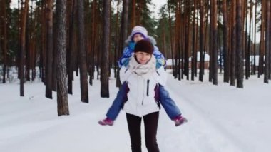 Çekici bir kadın bir bebek kış Park çalış