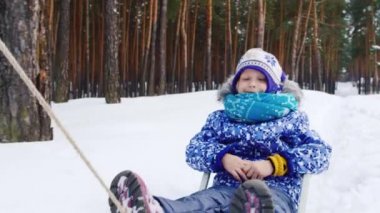 Küçük kız bir kızağa tesisi