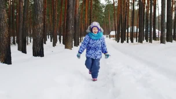 Ülke karla kaplı yolda yürürken küçük kız — Stok video