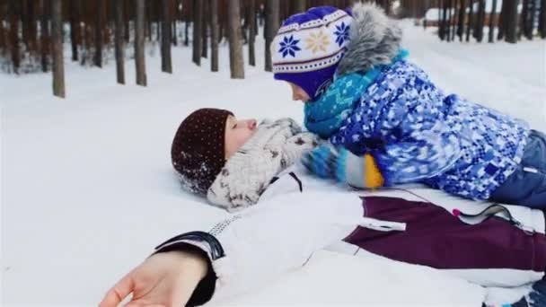 Mutter und Tochter spielen im Schnee — Stockvideo