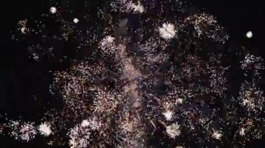 Gece gökyüzünde havai fişekler