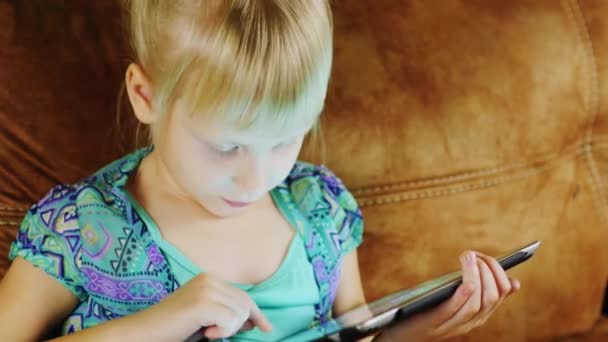Смішна блондинка грає на планшеті вдома — стокове відео