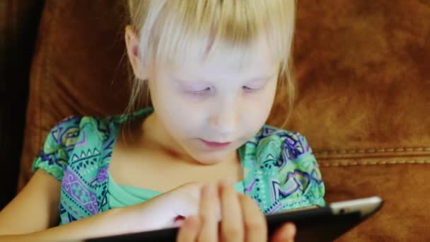 Chica jugando juego en la tableta — Vídeo de stock