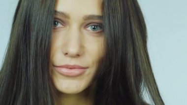 gülümseyen kız stüdyoda poz