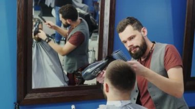 Dost Kuaför Saç kurutma makinesi istemciye kurur