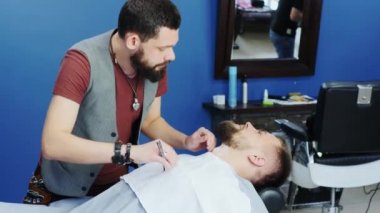 Dost sakallı Kuaför