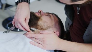 Usturanın sakalını tıraş