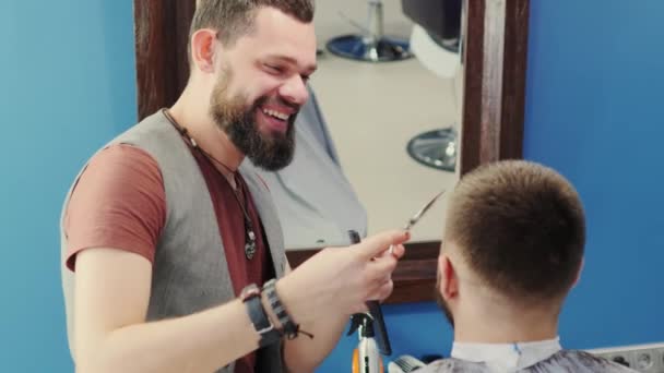 Parrucchiere amichevole facendo taglio di capelli uomo barbuto — Video Stock