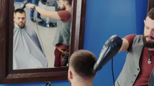 Coiffeur sympathique sèche le sèche-cheveux homme de cheveux — Video