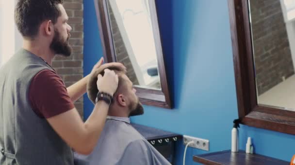 Freundlicher bärtiger Mann Friseur macht Frisur — Stockvideo