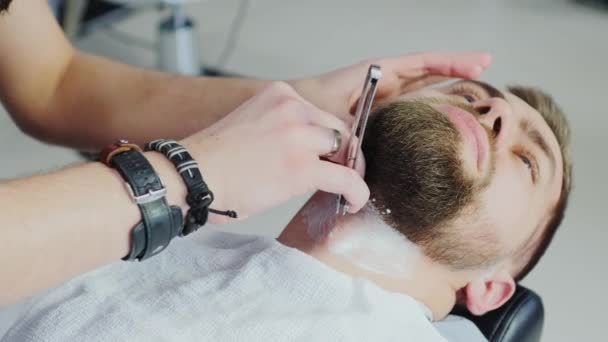 Retrato de un hombre atractivo que se recortó la barba — Vídeo de stock