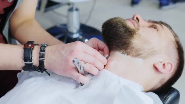 Чоловік голиться бритва — стокове відео