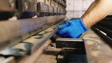 Üstünde belgili tanımlık makine Fabrikası'nda çalışmak