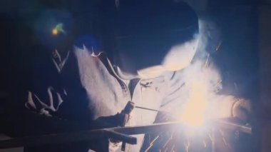 kaynak makine fabrikasında çalışan bir erkeğin