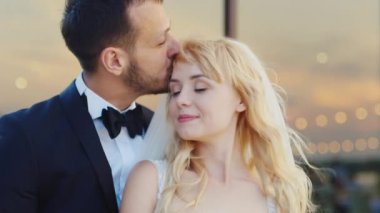 mutlu bir yeni evli çift