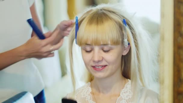 Blonde jeune mariée faisant ses cheveux — Video