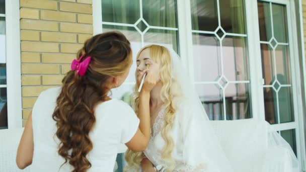 Молодая привлекательная невеста налагает фундамент — стоковое видео