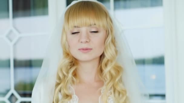 Bella sposa bionda luppolo sul posto — Video Stock