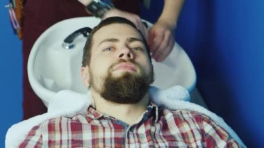 Çekici adamın kafasını Kuaför içinde yıkanmış.