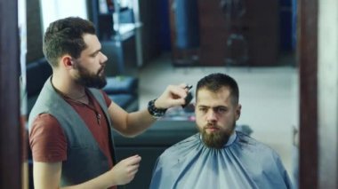 Kuaför Saç istemcinin makas ile keser.