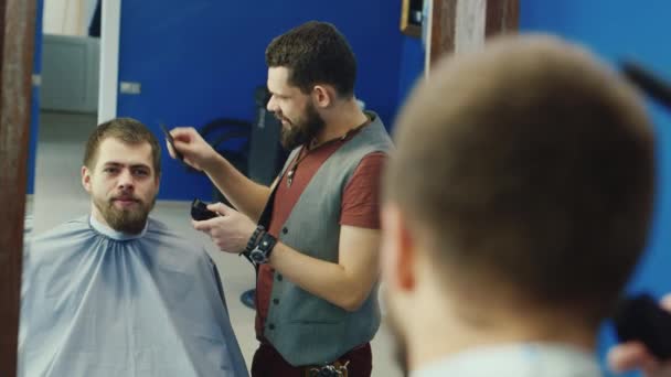 Mannelijke kappers kapsel maakt een client styling — Stockvideo