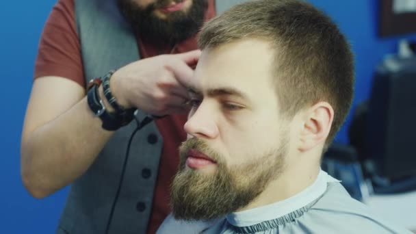 Homme coiffeur au travail, faire coiffure jeune homme — Video