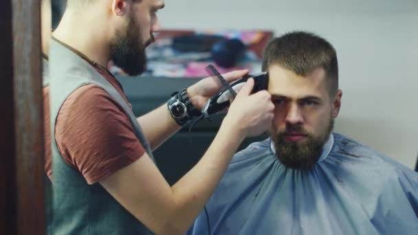 Peluquero masculino en el trabajo, haciendo peinado joven — Vídeos de Stock