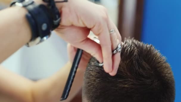 Barbeiro corta o cabelo do cliente com tesoura — Vídeo de Stock