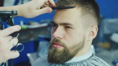 Kuaför Saç istemcinin makas ile keser.