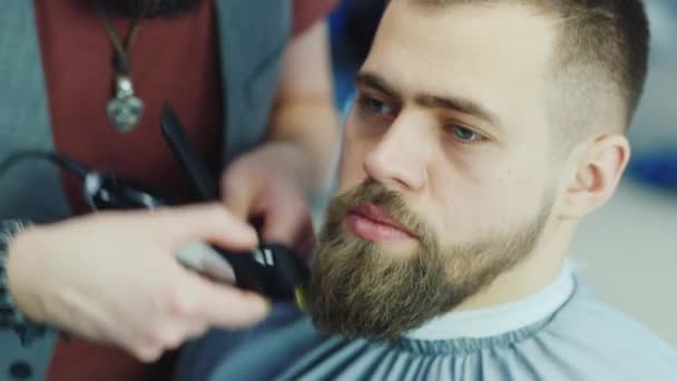 Barbeiro corta barba cliente — Vídeo de Stock