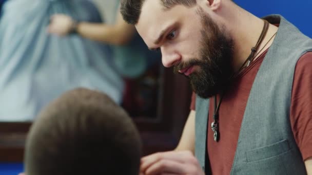 Peluquero corta barba cliente — Vídeos de Stock