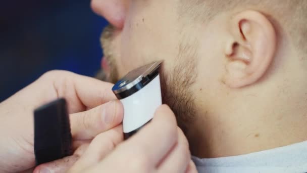 Barbeiro corta barba cliente — Vídeo de Stock