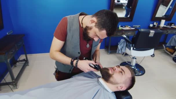 Werkplaats van de kapper, een kapper op het werk — Stockvideo
