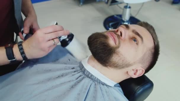 Korrigiert die Bartform beim Friseur — Stockvideo