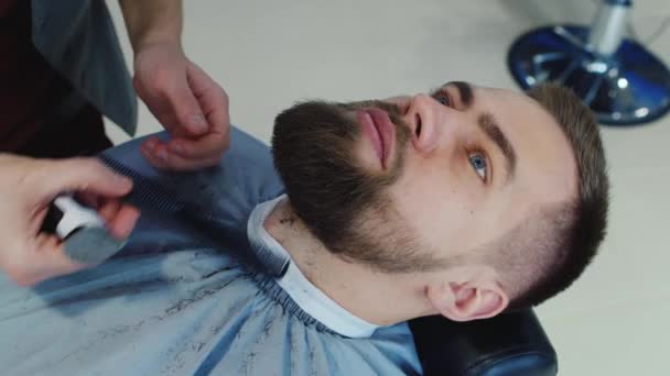 Corrige la forma de una barba en la peluquería — Vídeo de stock