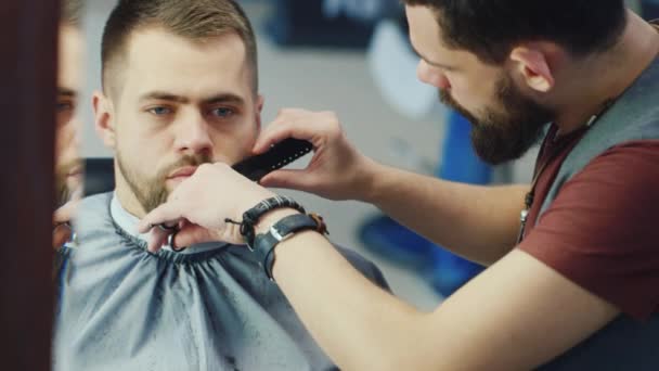 Para hombre peinado y corte de pelo en una peluquería o peluquería. Aseo la barba. Barbería. Hombre peluquero haciendo corte de pelo barba hombres adultos en la peluquería para hombre. Peluquerías en el lugar de trabajo — Vídeos de Stock