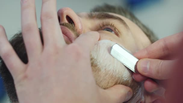 Acconciatura e taglio di capelli da uomo in un parrucchiere o in un parrucchiere. Curare la barba — Video Stock