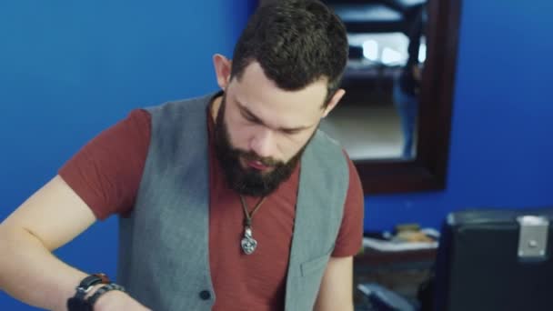 Penteado masculino e corte de cabelo em uma barbearia ou salão de cabeleireiro. Arrumar a barba — Vídeo de Stock