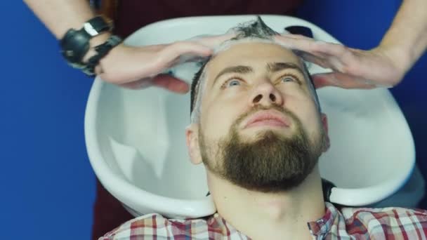 Homme Barber lavage cheveux masculins dans un salon de coiffure — Video