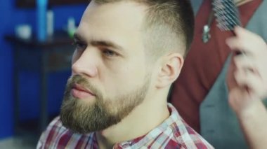 Bakım sakalı. Berber dükkanına ziyaret