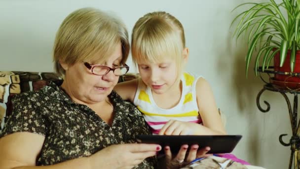 Enkeltochter Großmutter brachte Tablet-Nutzung bei — Stockvideo