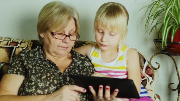 Niña y abuela usar tableta — Vídeos de Stock