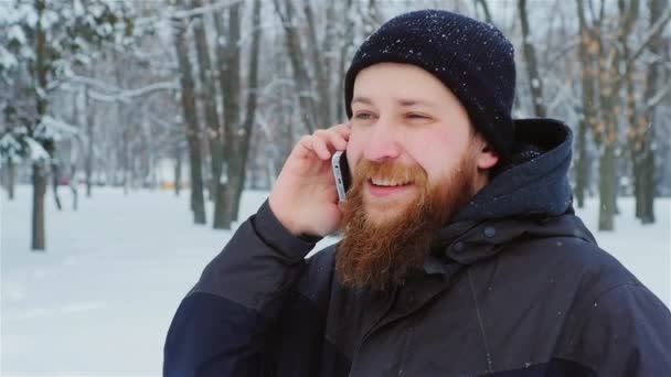 Hombre barbudo atractivo hablando por teléfono — Vídeos de Stock