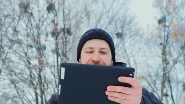 Aantrekkelijke man van middelbare leeftijd met een Klembord. — Stockvideo