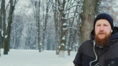 Bir sakallı adam kışın dürtmek