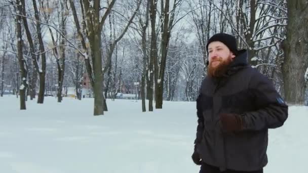 Привлекательный мужчина на утренней пробежке зимой — стоковое видео