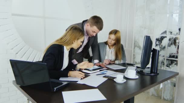 Rotina de escritório, colegas de trabalho — Vídeo de Stock