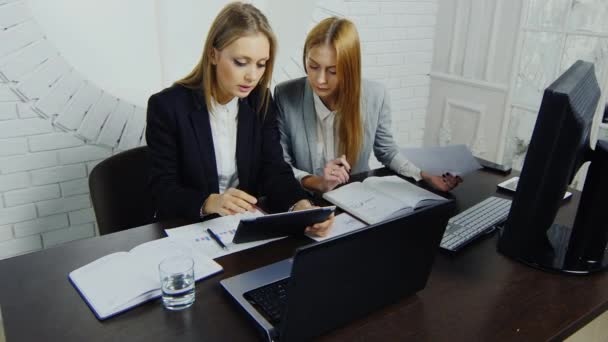 Dagelijks leven in het moderne kantoor, twee vrouwen op het werk — Stockvideo